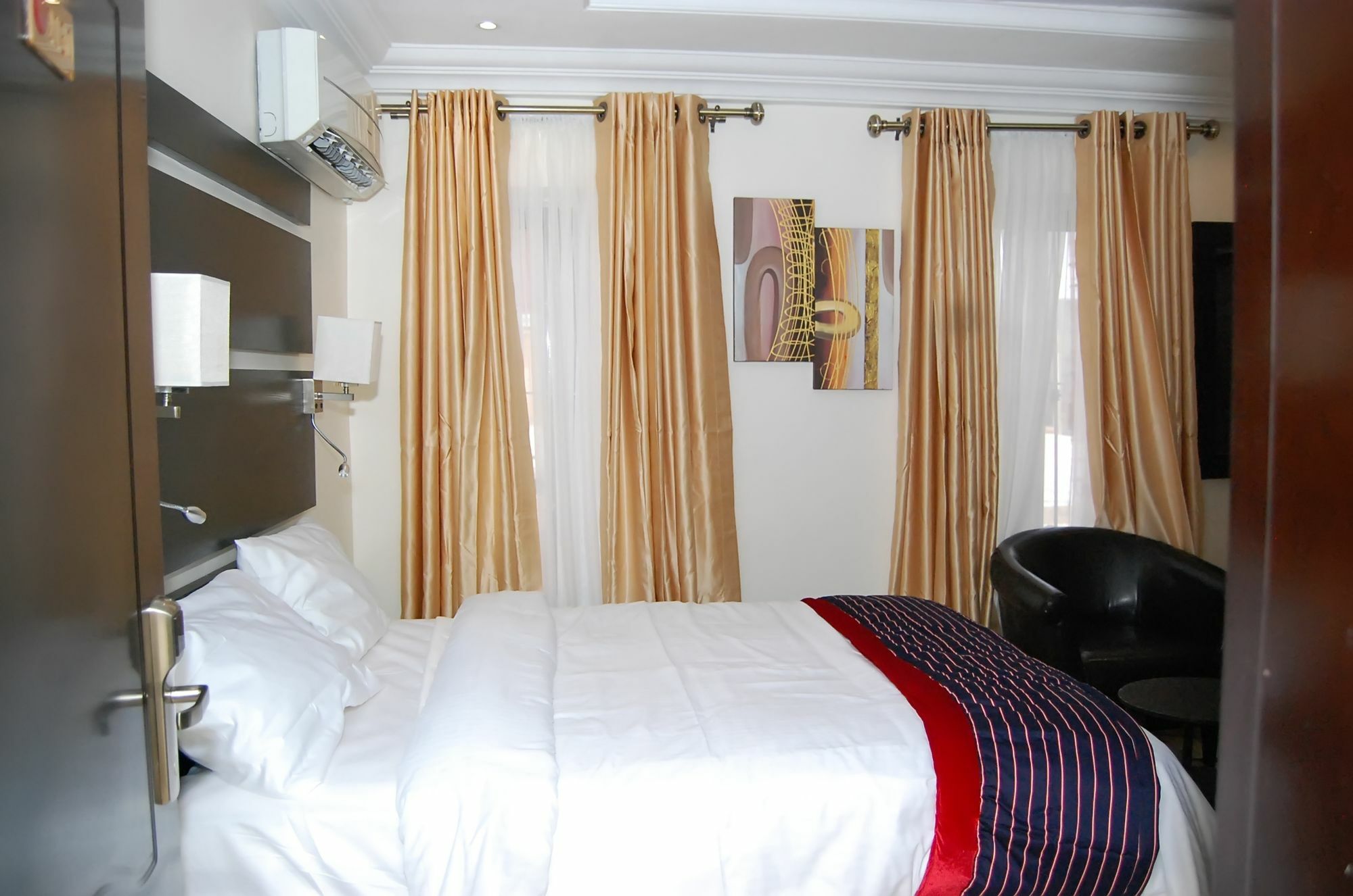 לקי The Montrose Hotel מראה חיצוני תמונה