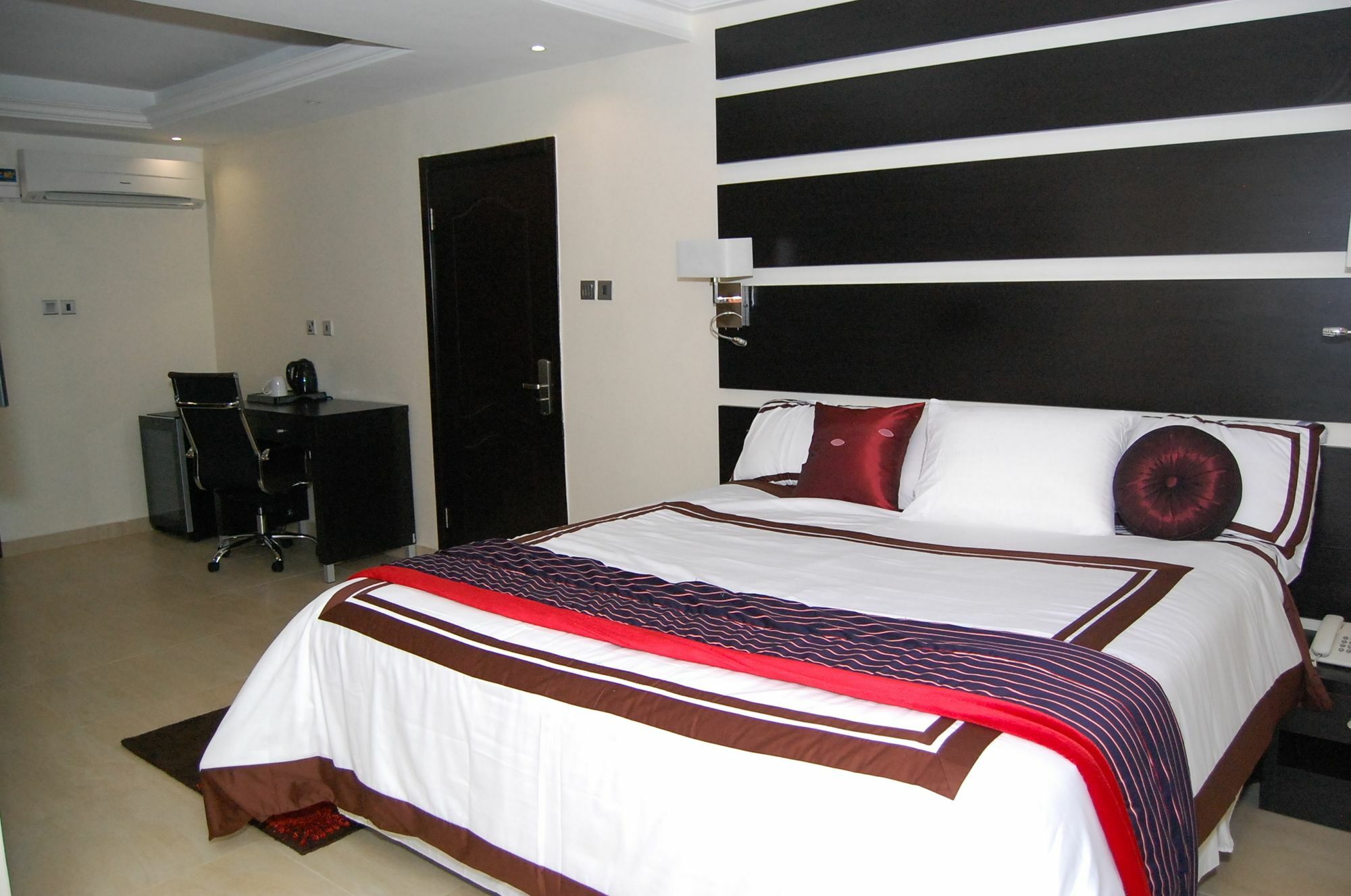 לקי The Montrose Hotel מראה חיצוני תמונה