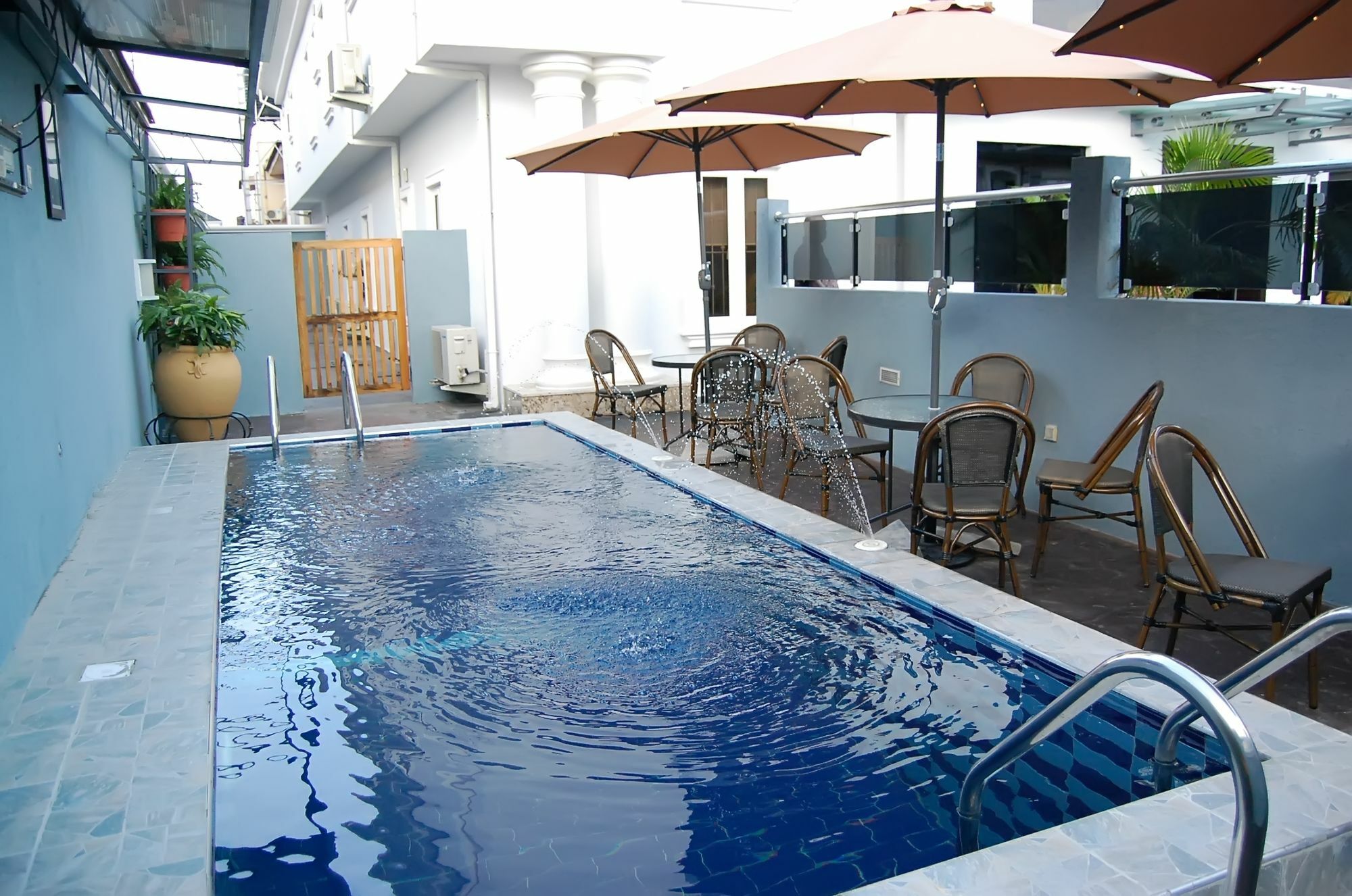 לקי The Montrose Hotel מראה חיצוני תמונה