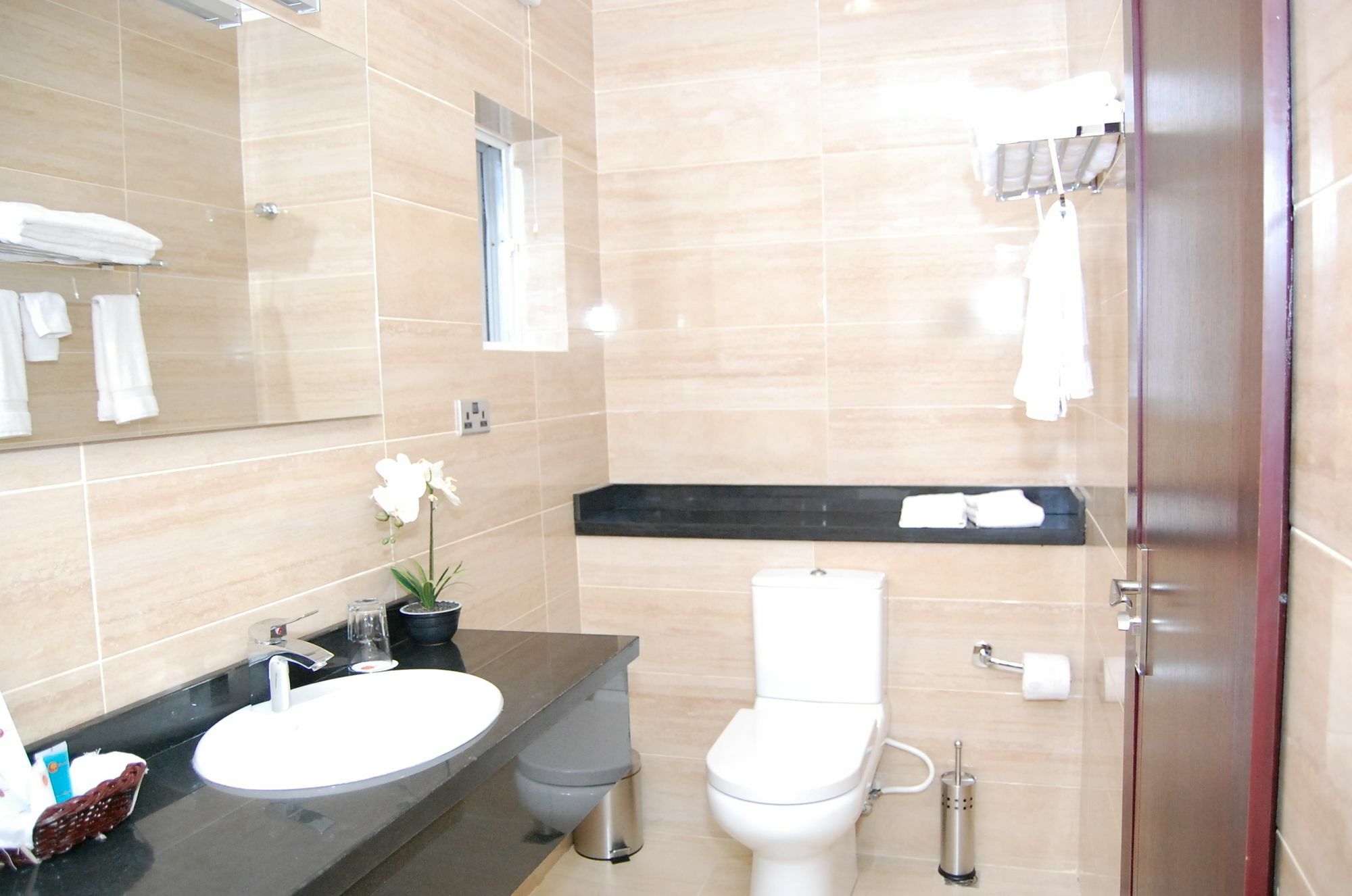לקי The Montrose Hotel מראה חיצוני תמונה